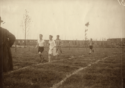 98750 Afbeelding van de gymnastiek- en atletiekdemonstraties op de gemeentelijke sportterreinen aan de Thorbeckelaan te ...